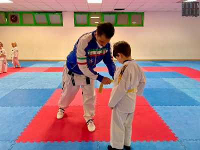 ...mentre sistema i bambini in riga, controllando le divise e le cinture